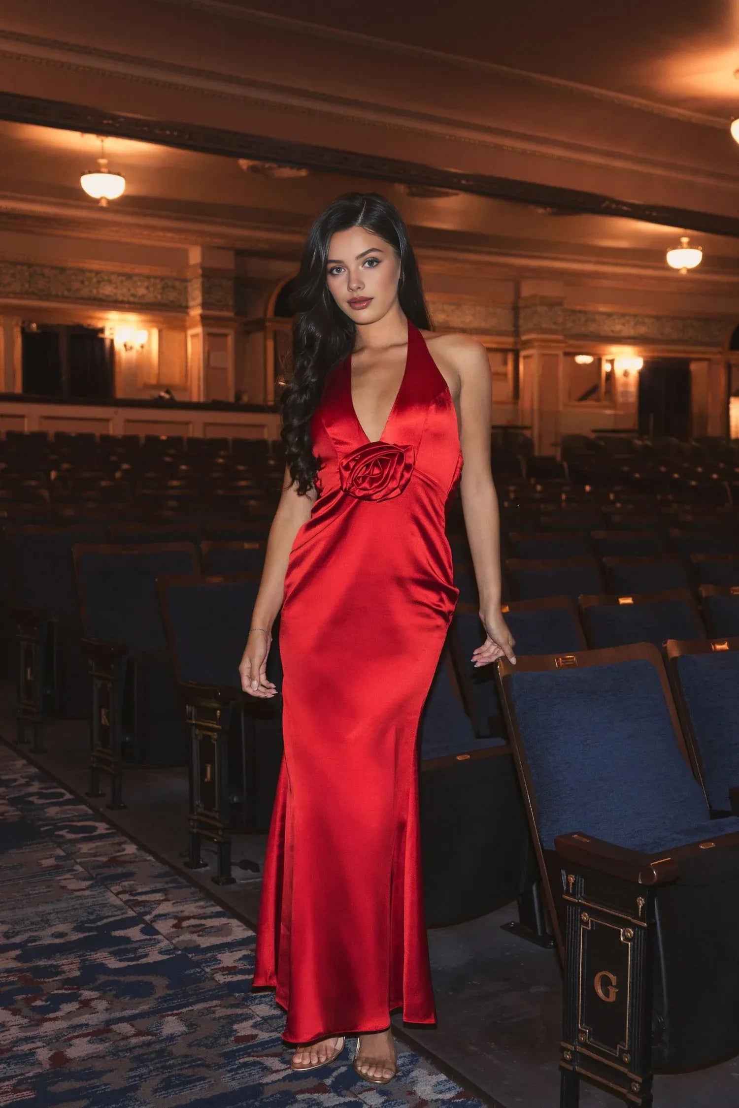 Robe de soirée Weitese en satin rouge, décolleté plongeant et motif floral 3D, empreinte d'une sophistication intemporelle.